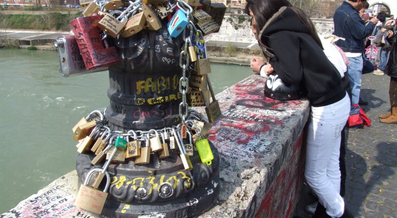 Ponte Milvio Rzym / by Alamy