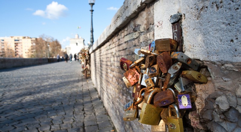 Ponte Milvio Rzym / by Alamy